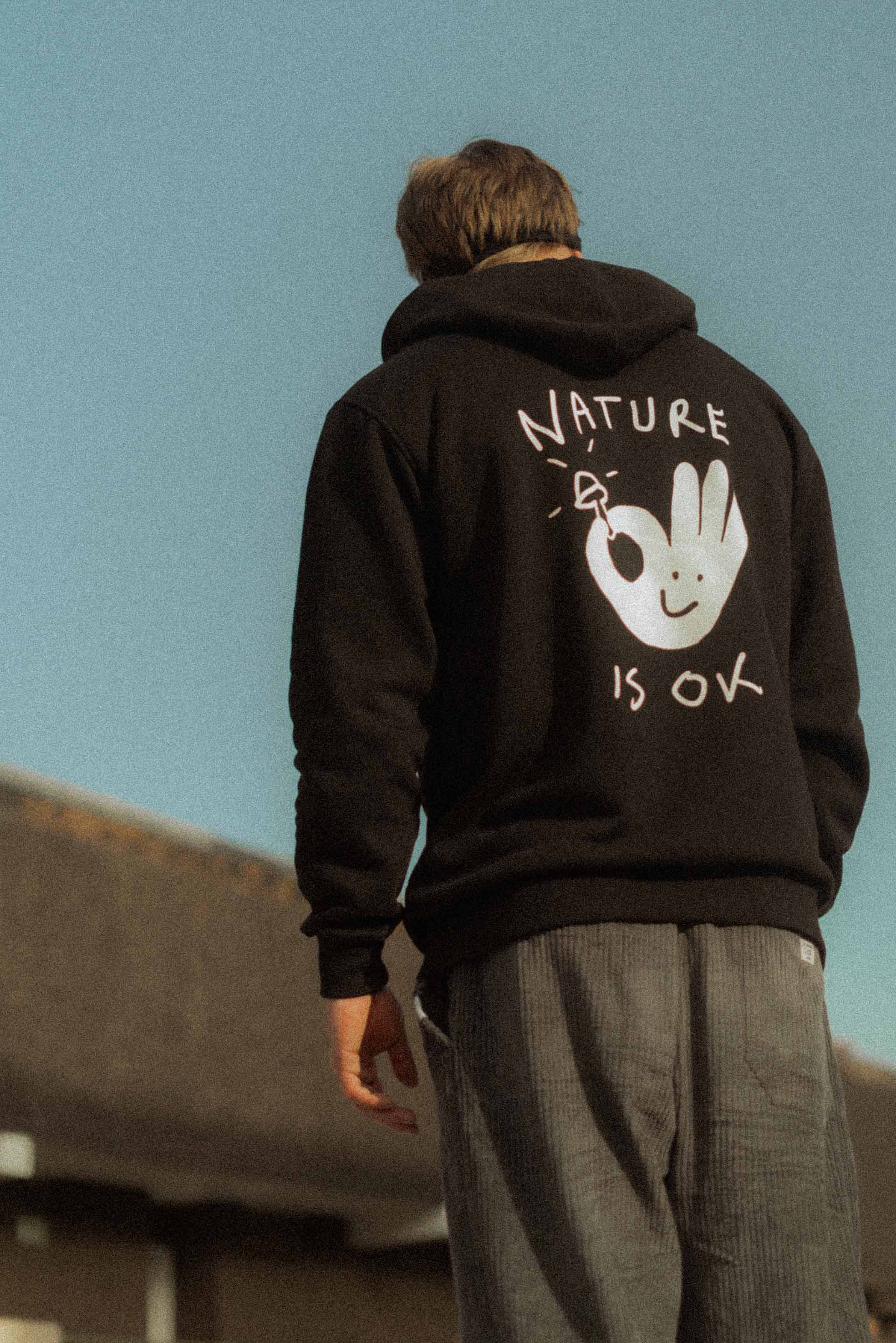 BLUZA UNISEX NATURE IS OKAY BLACK MEN