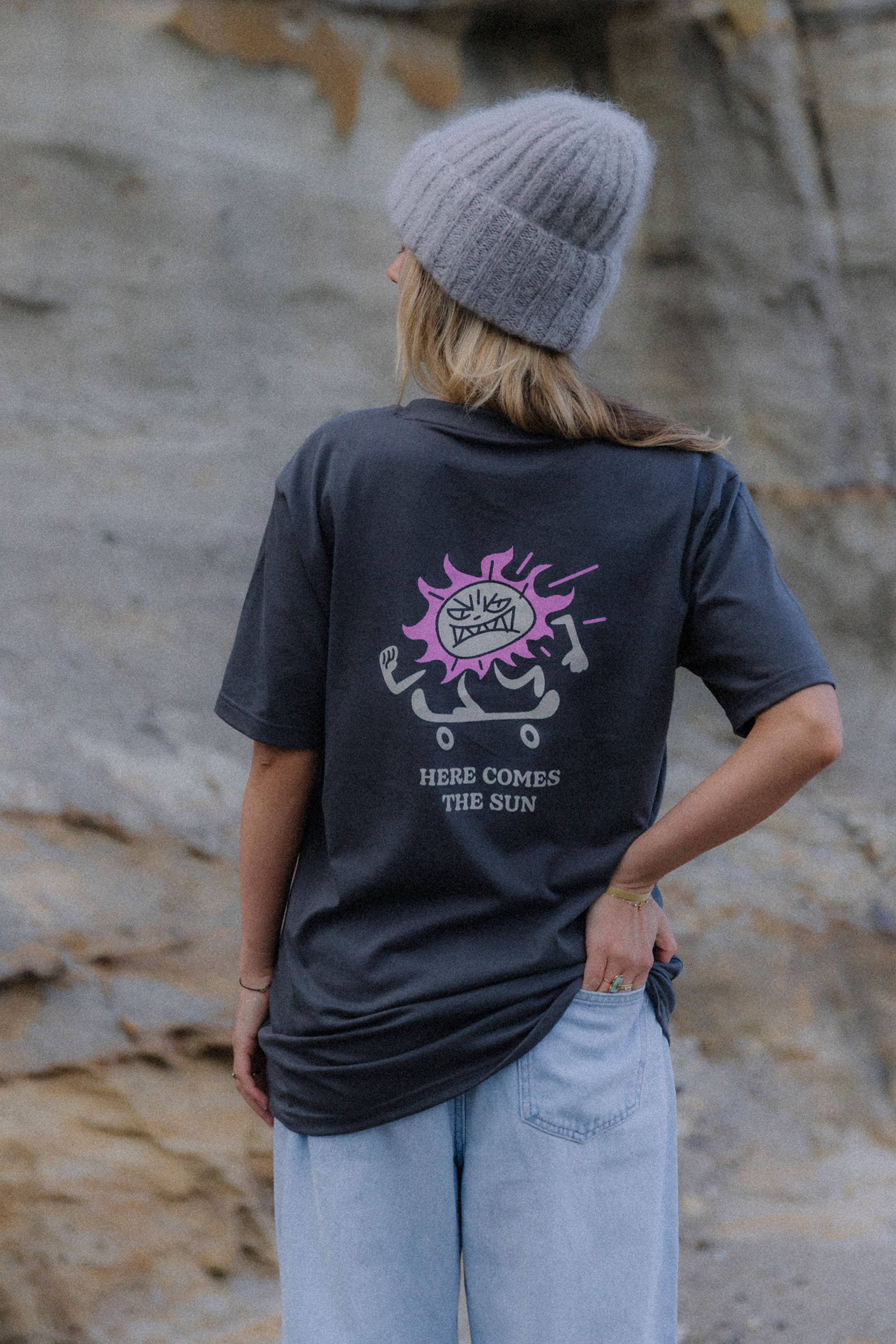 T-SHIRT HERE COMES THE SUN GRAPHITE