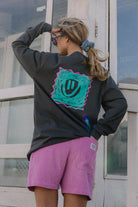 LONGSLEEVE SMILE BACK GRAPHITE