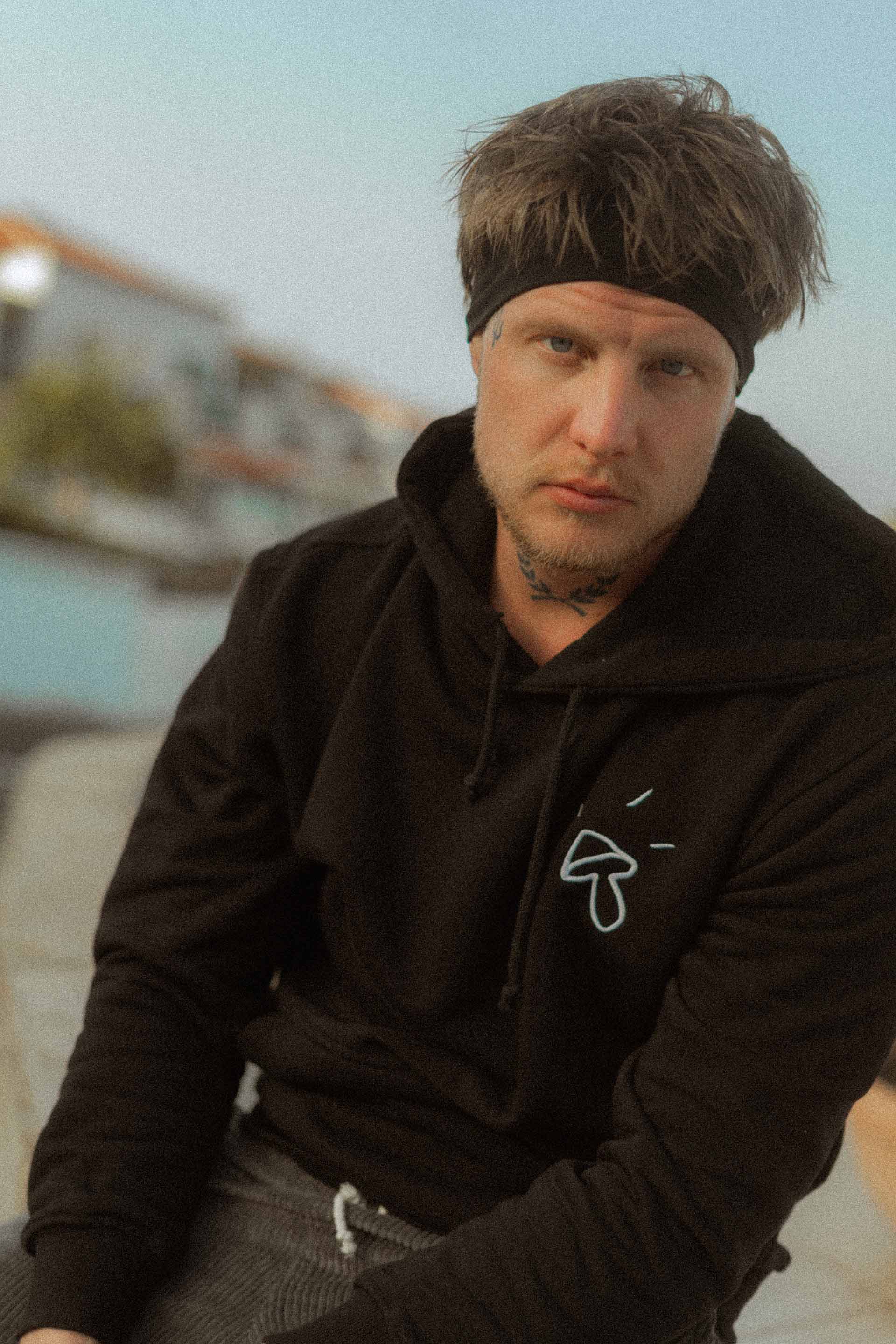 BLUZA UNISEX NATURE IS OKAY BLACK MEN