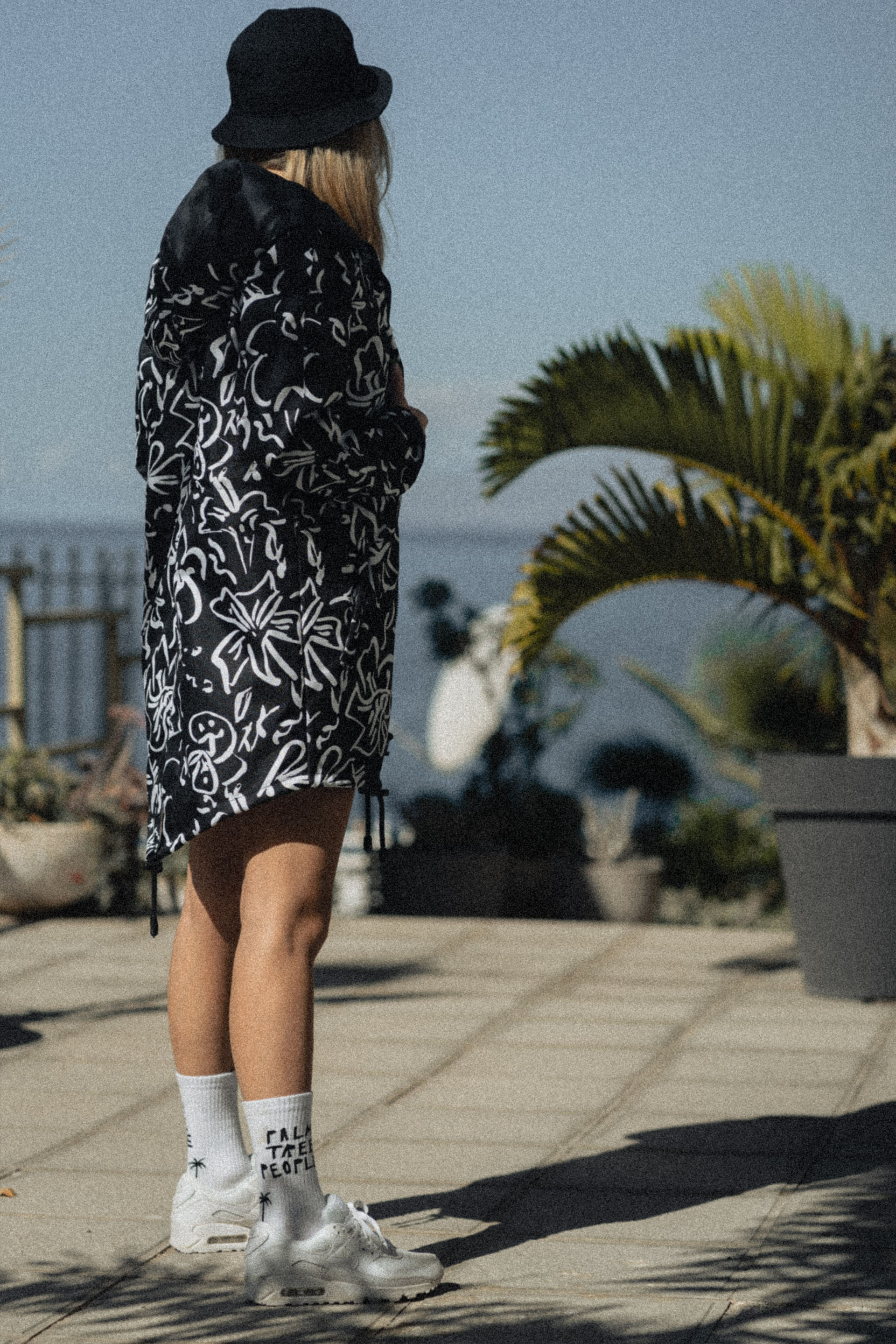 KURTKA ABSTRACT FLOWERS BLACK RAIN