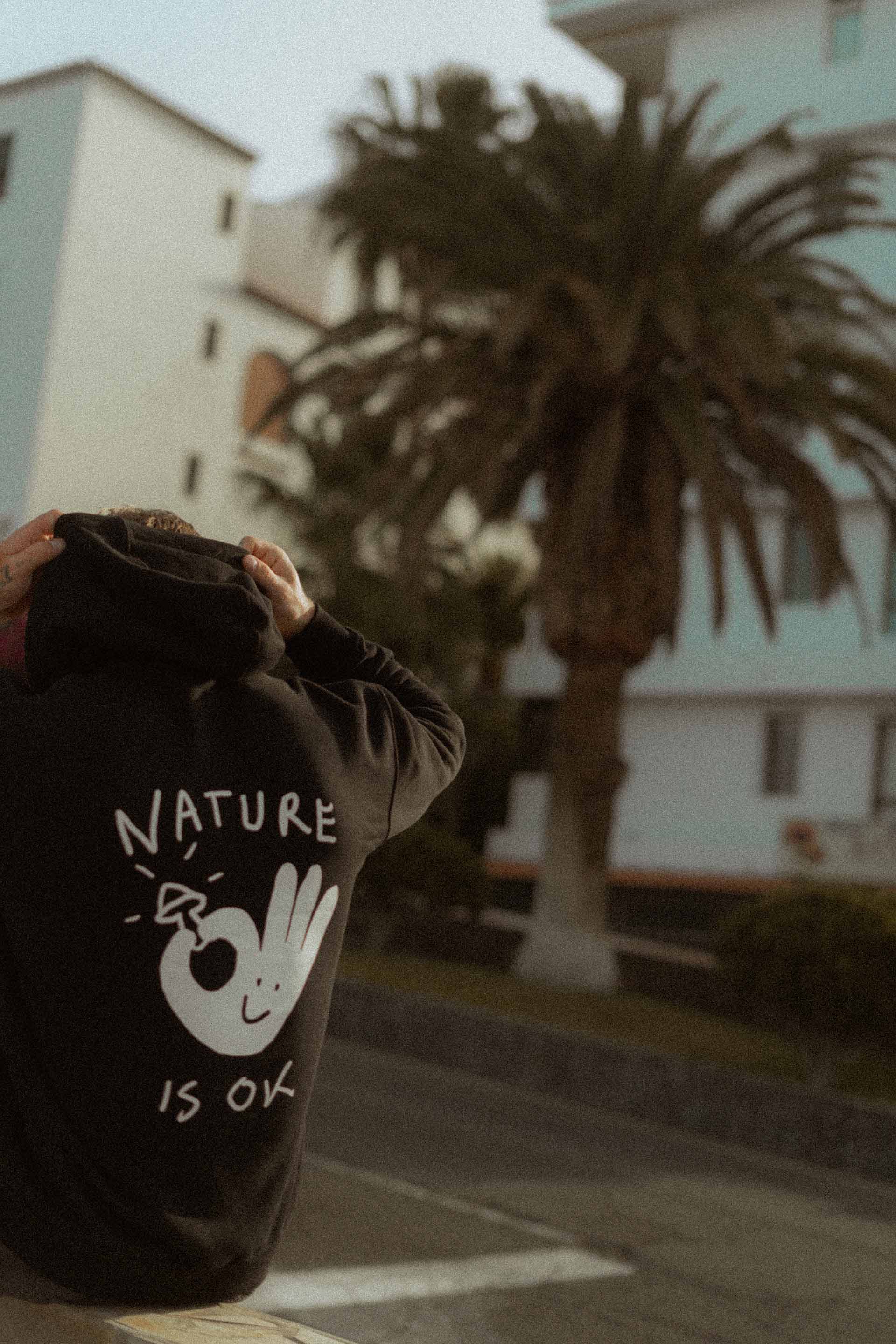 BLUZA UNISEX NATURE IS OKAY BLACK MEN